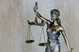 tingey-injury-law-firm-DZpc4UY8ZtY-unsplash Justizministerium Bio